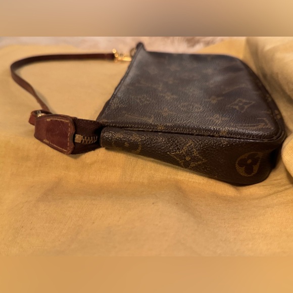 Louis Vuitton Monogram Pochette Accessoires Handbag - Picture 10 of 12